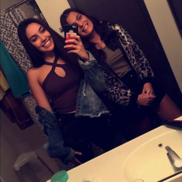 Meet your Posher, Amanda 💕 - Picture 4 of 8